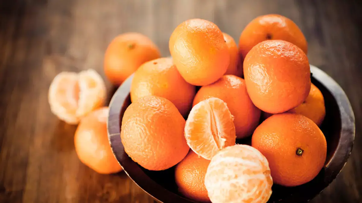 Девушка едва не погибла, пытаясь на спор проглотить целый мандарин - новости на Lada.kz 08.01.2026