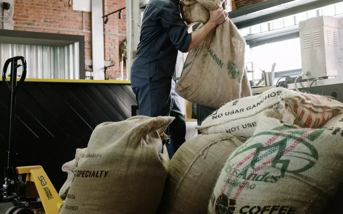 На рабочего во время погрузки свалились мешки весом около тонны в Костанае