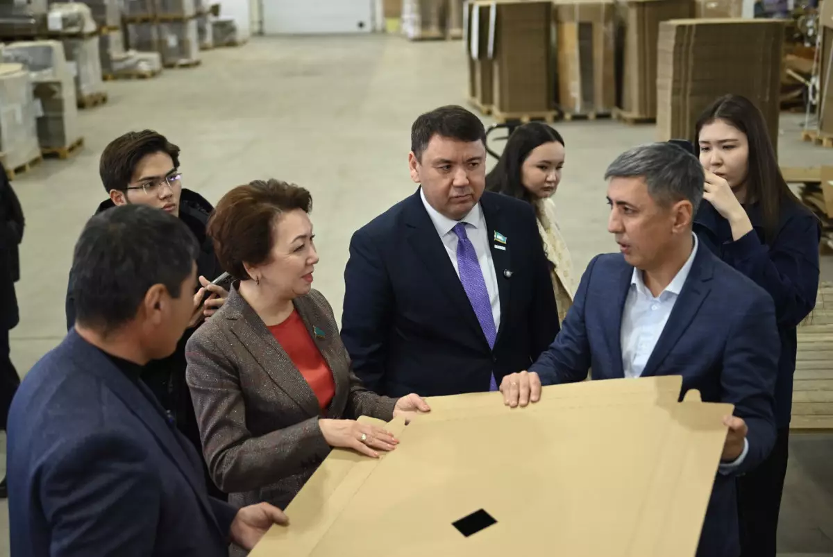 Вопросы занятости и зарплат обсудили депутаты с работниками завода в Актобе