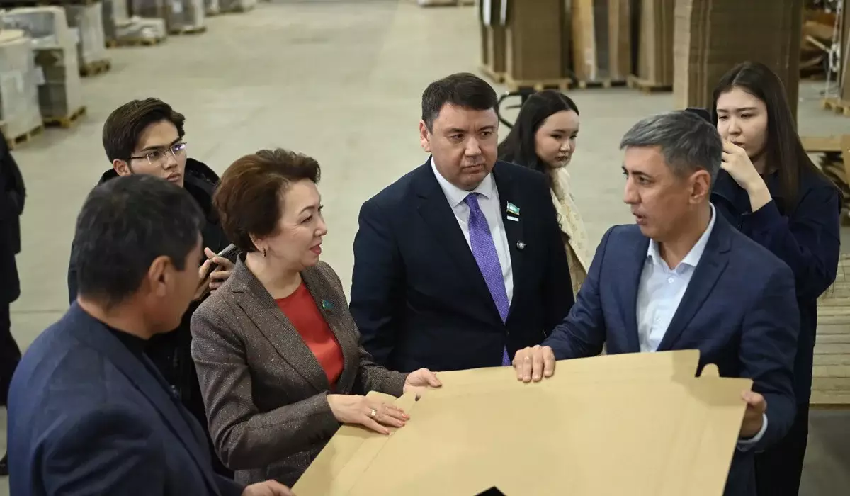 Вопросы поддержки людей труда обсудили депутаты с избирателями в Актобе