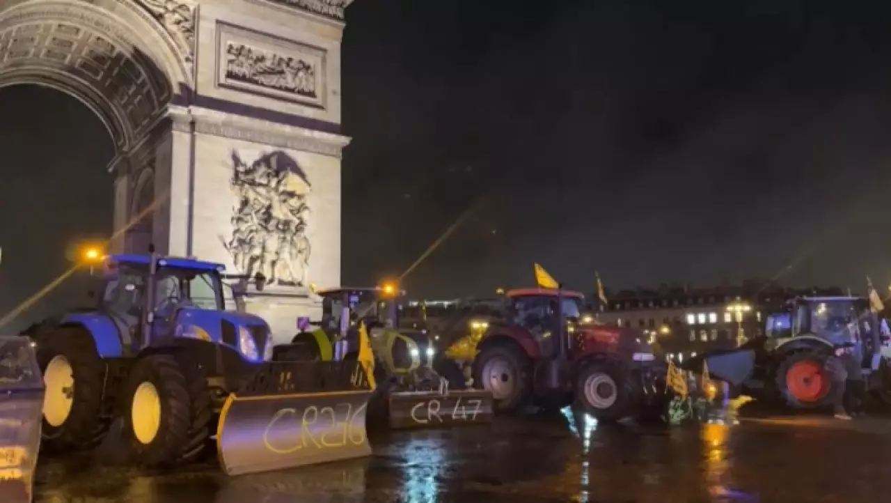 Фермеры заблокировали тракторами центр Парижа