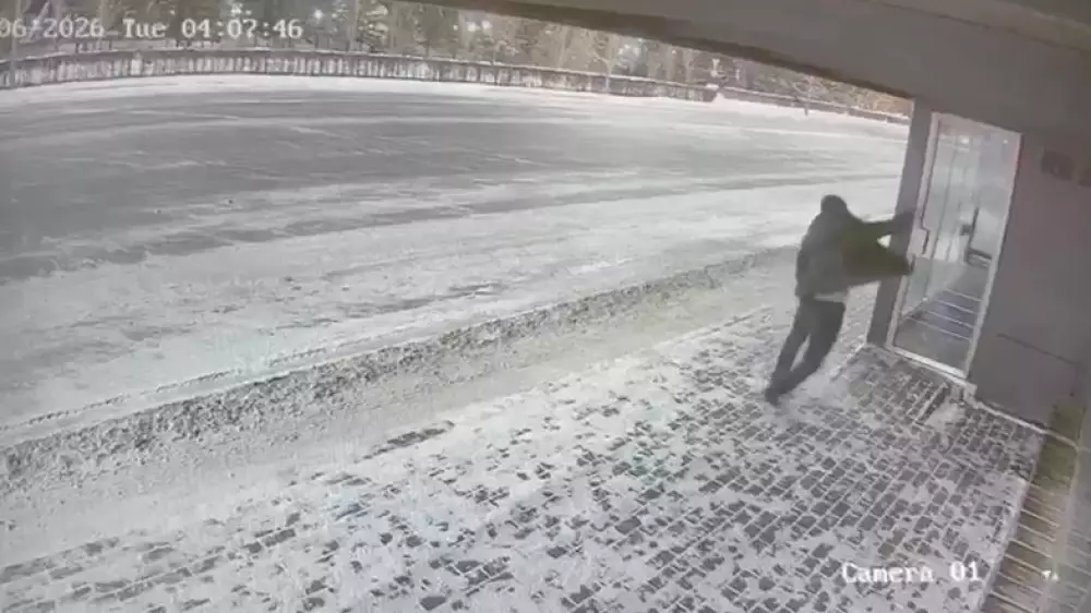 Астанчанин поссорился с незнакомцем и выместил злость на остановке