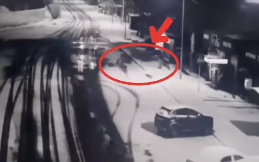 Талдықорғанда ер адам 30 минут бойы банкоматты қиратпақ болған (видео)