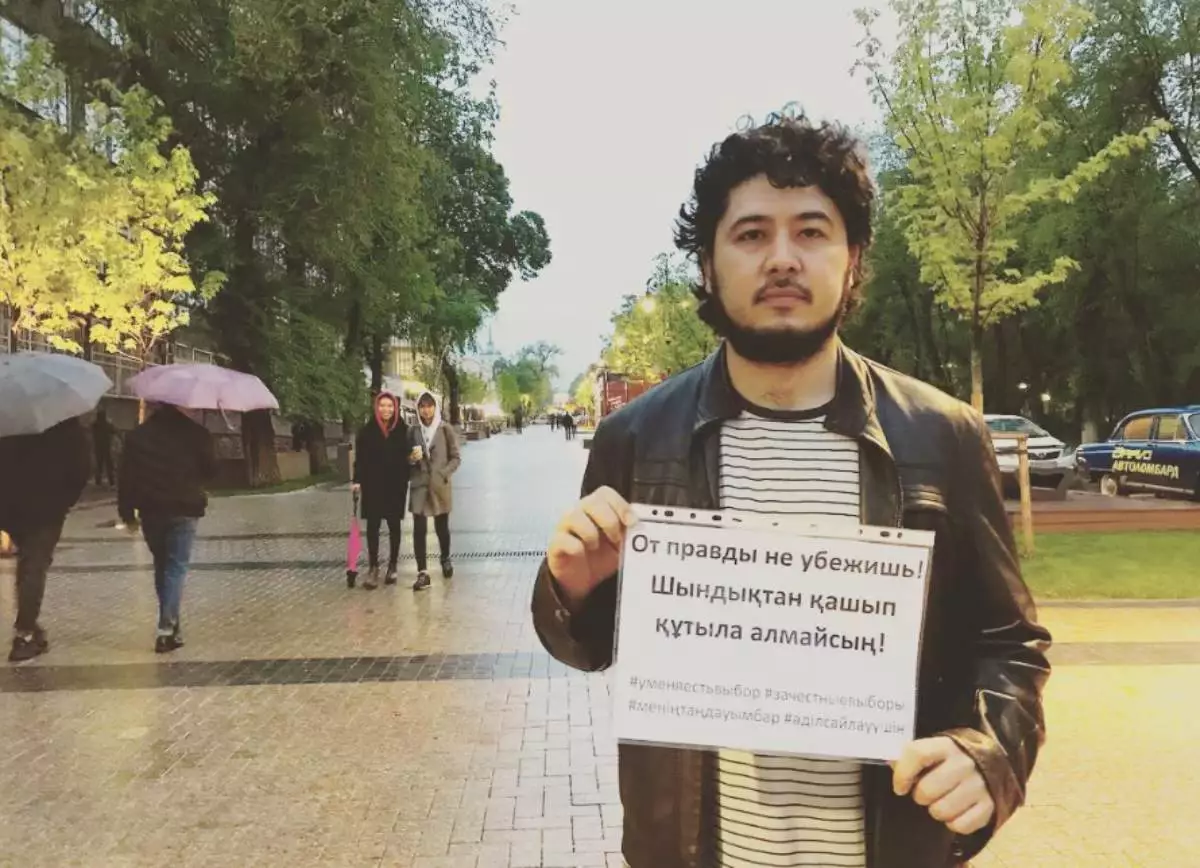 Зорлап, ВИЧ жұқтырған: Алматыда ЛГБТ-белсенді Амир Шайкежановқа қатысты сот басталды