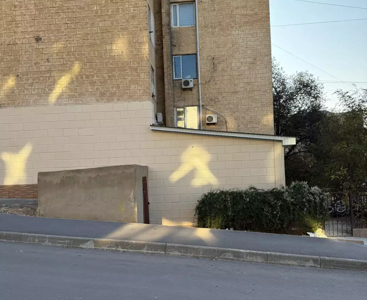 В жилом доме Актау демонтировали незаконно построенный склад - новости на Lada.kz 08.01.2026