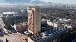 ҚазҰУ оқу корпустарының шатырына күн панельдері орнатылды