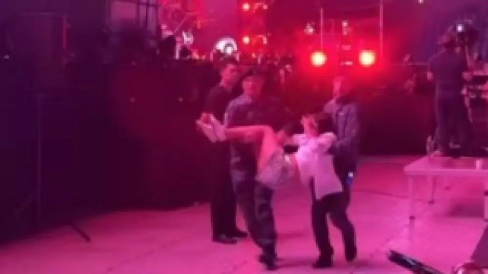 Скандал на концерте Джей Ло в Астане: как наказали жену полицейского