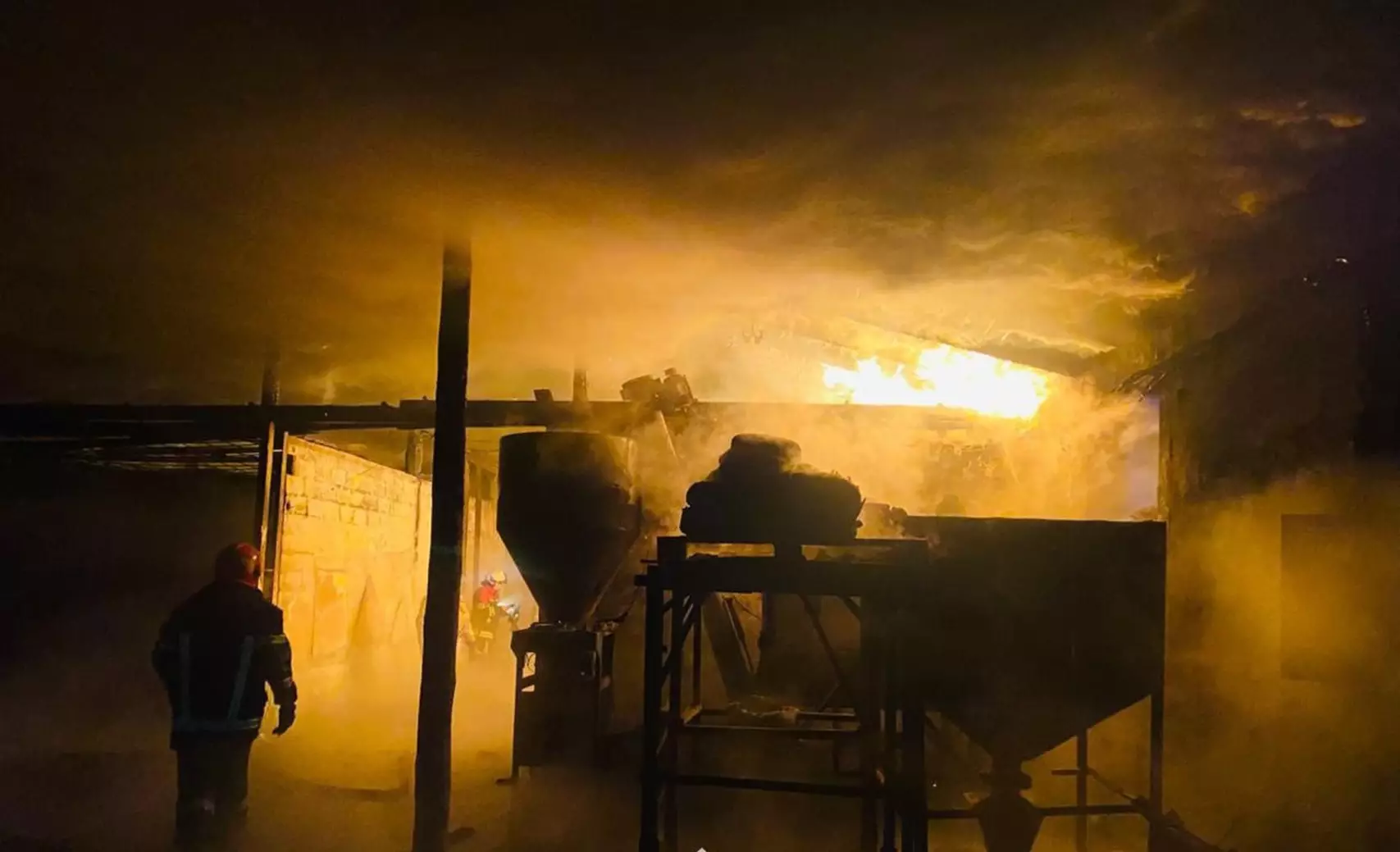 Пожар на складе локализовали в Астане