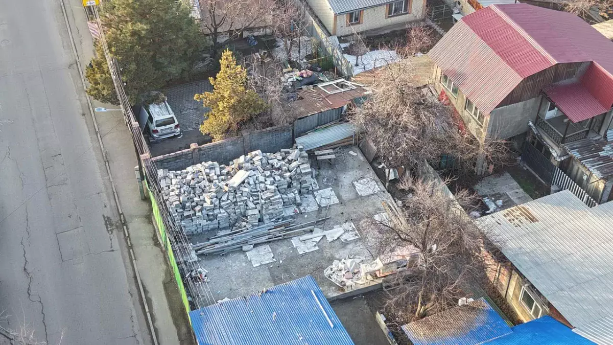 В Алматы снесли очередной незаконный объект