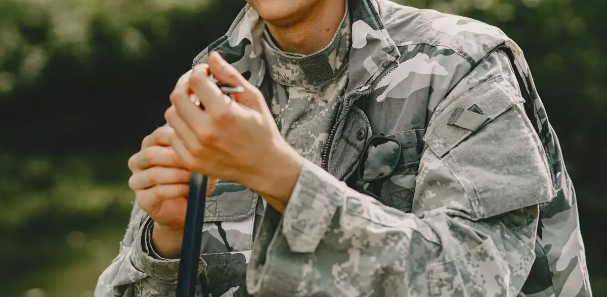 Отарда борышын өтеп жүрген сарбаз өз саусағын өзі кесіп тасқан