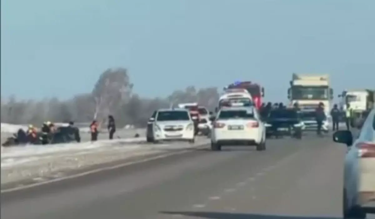 Легковушка  врезалась на встречке в грузовик: 4 человека погибли в страшном ДТП в СКО (ВИДЕО)