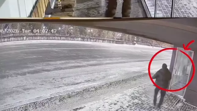 Астанада аялдама есігін бөтелкемен сындырған ер адам ұсталды