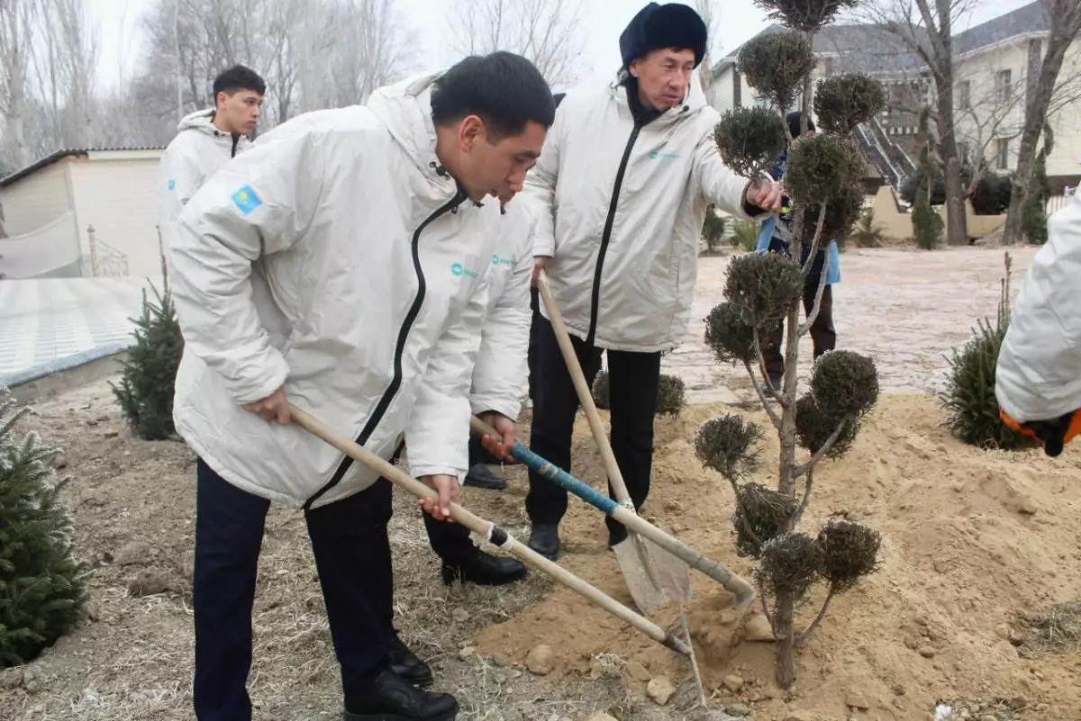 Парки и дворы очистили в рамках акции "Таза бейсенбі" в регионах Казахстана