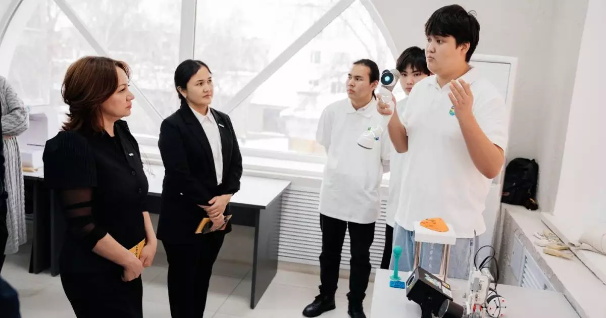  Мәжіліс депутаты Оралдағы Batys Hub инновациялық орталығын аралады 