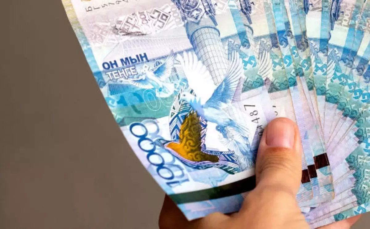 Қазақстанда банктен қолма-қол ақша шешуге шектеу енгізілді: Жаңа ереже кімдерге қатысты екені белгілі болды
