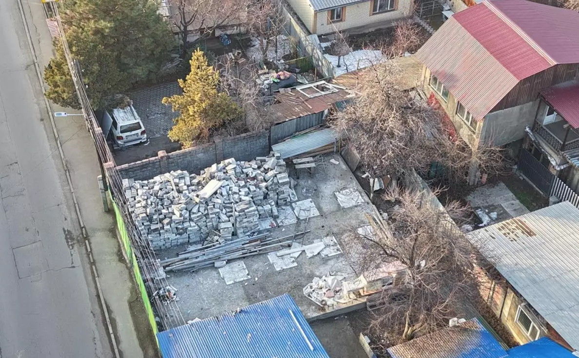 Очередное незаконное здание попало под снос в Алматы