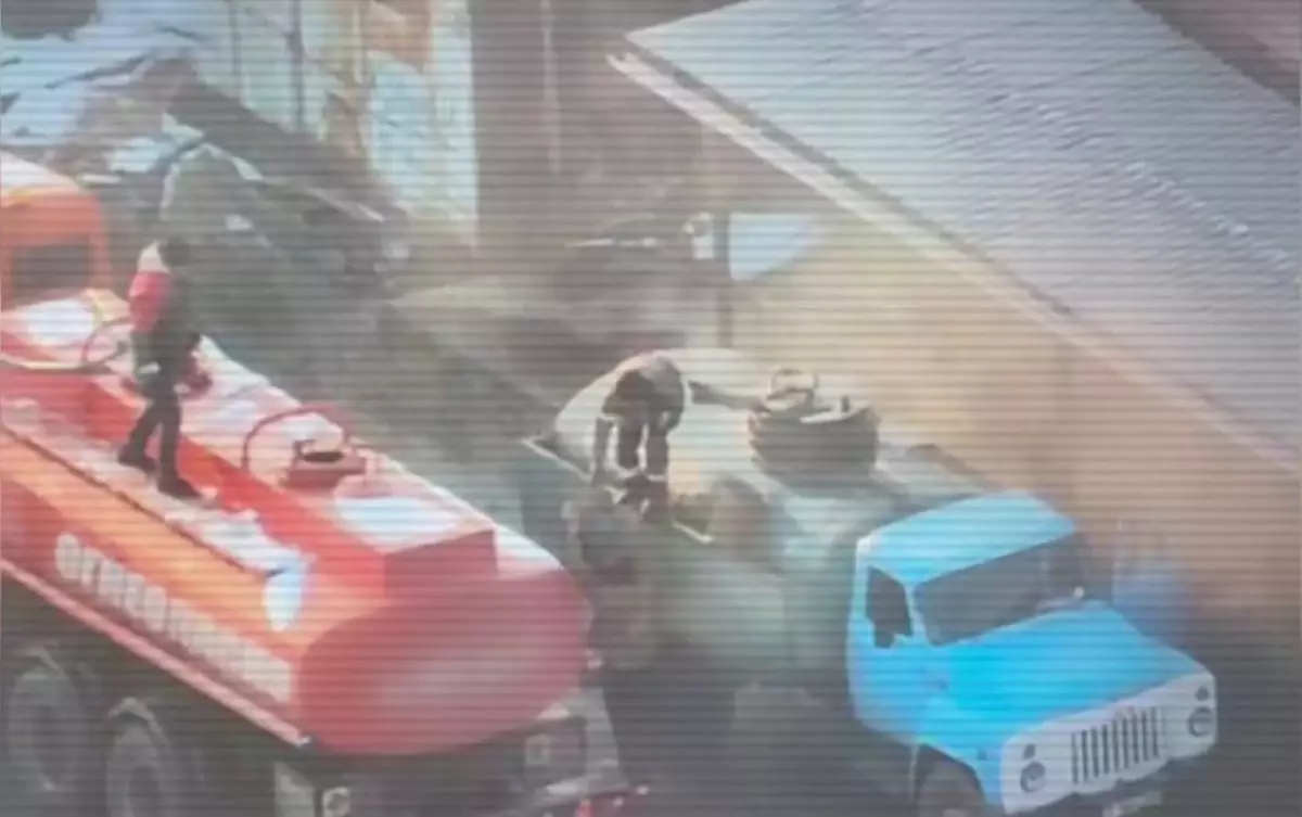 Шығын 1 миллиард теңге: Шымкентте тұрғындар мен қызметкерлер бірігіп, мұнай өңдеу зауытынан бензин ұрлап келген