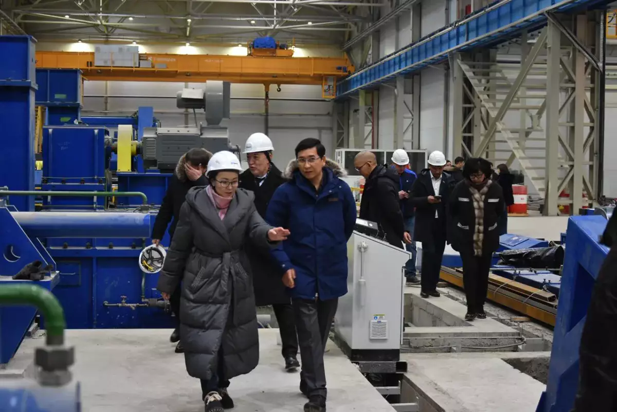 Депутаттар Қарағанды облысында импортты алмастыратын ауқымды өндіріс орнын аралады