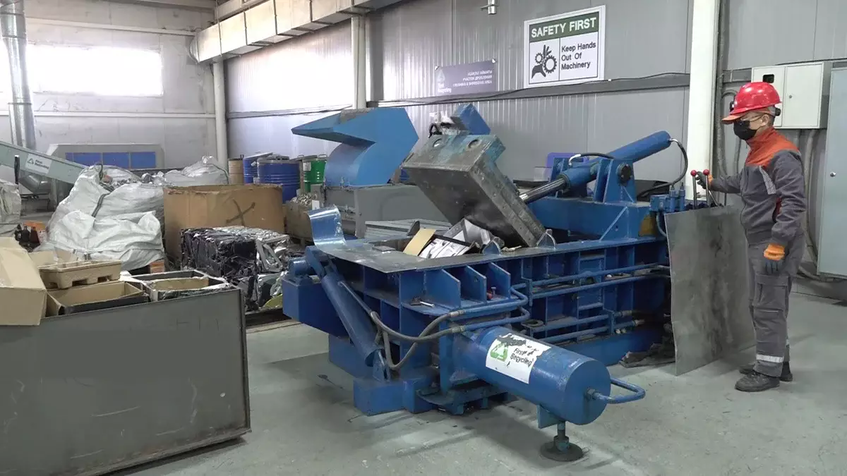 От батареек до холодильников: как в Алматы перерабатывают опасные отходы