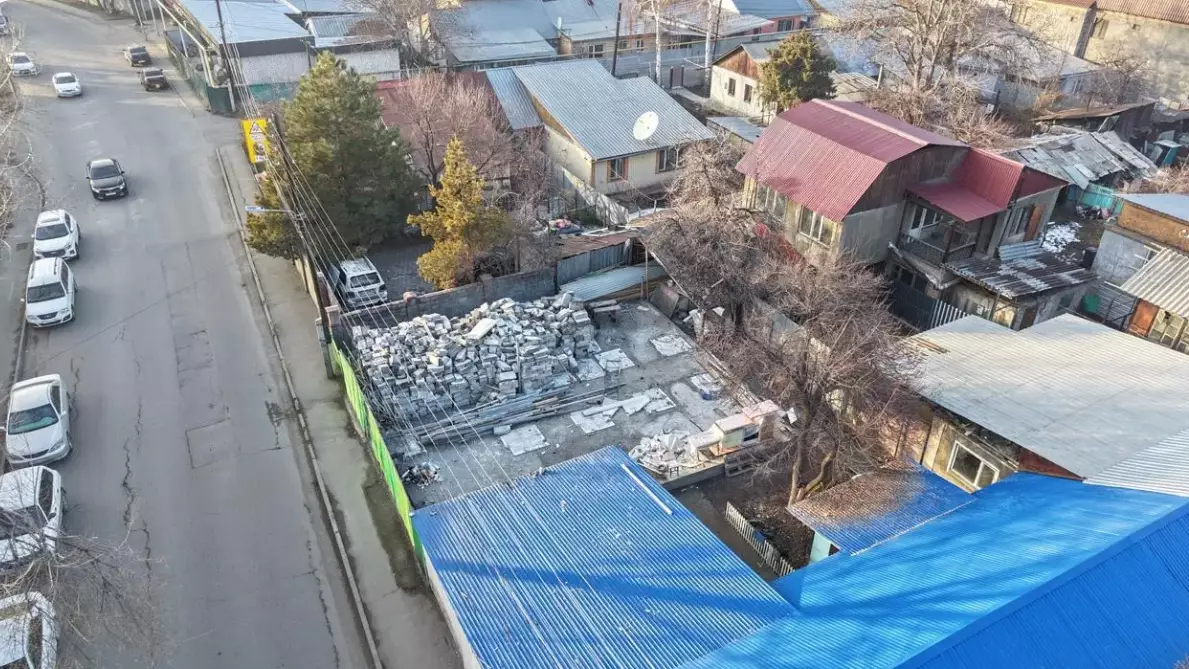 Алматыда заңсыз салынған тағы бір нысан бұзылды