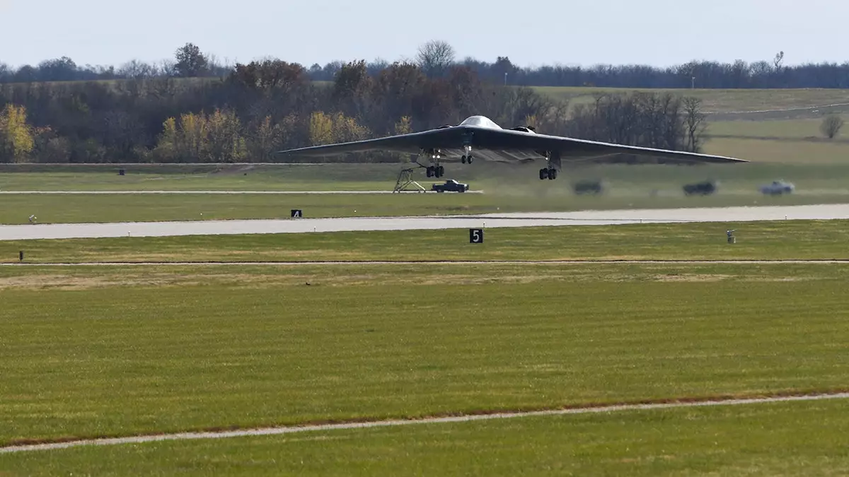 Китайский гражданин обвинен в фотографировании базы американских стелс-бомбардировщиков после незаконного проникновения.