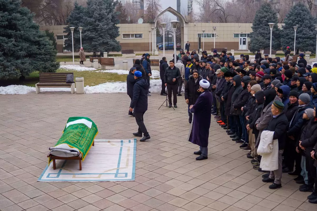 Алматыда жұрт актер Мұрат Бисенбинді ақтық сапарға шығарып салды