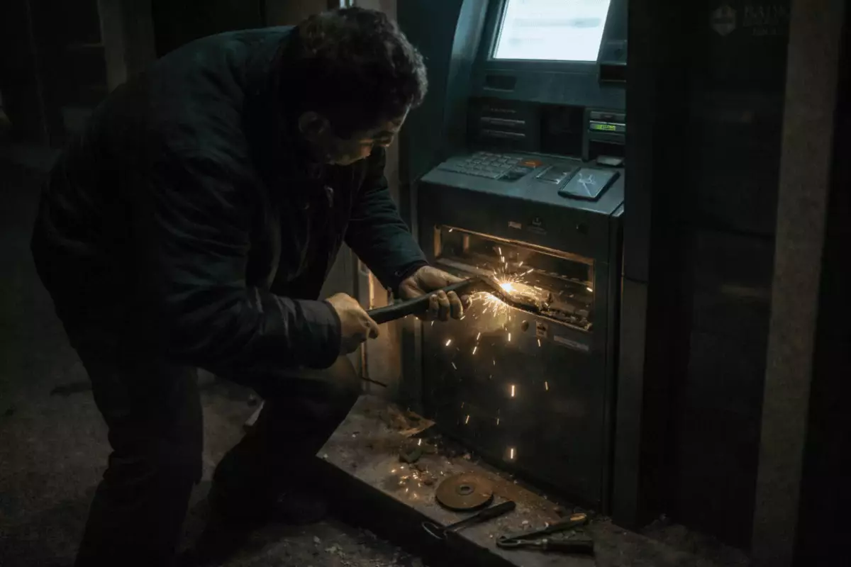 Взломать банкомат пытался житель Талдыкоргана, но потерпел фиаско