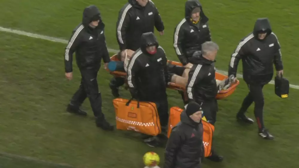 Звезды АПЛ устроили потасовку: игрока “Ливерпуля“ унесли на носилках