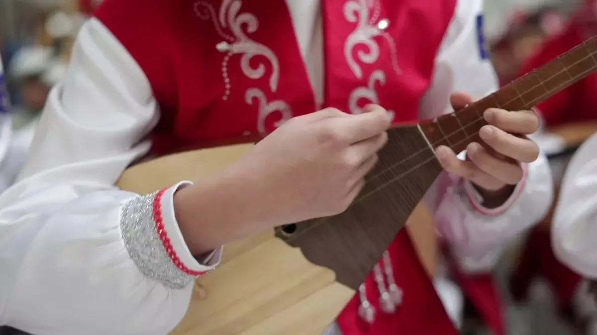 Татулық пен мәдени үндестіктің символы: қазақстандық балалар домбырамен күй шертті