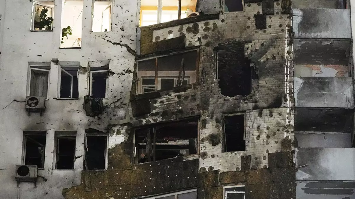 Россия выпустила по Украине новую баллистическую ракету, в результате чего погибли как минимум четыре человека.