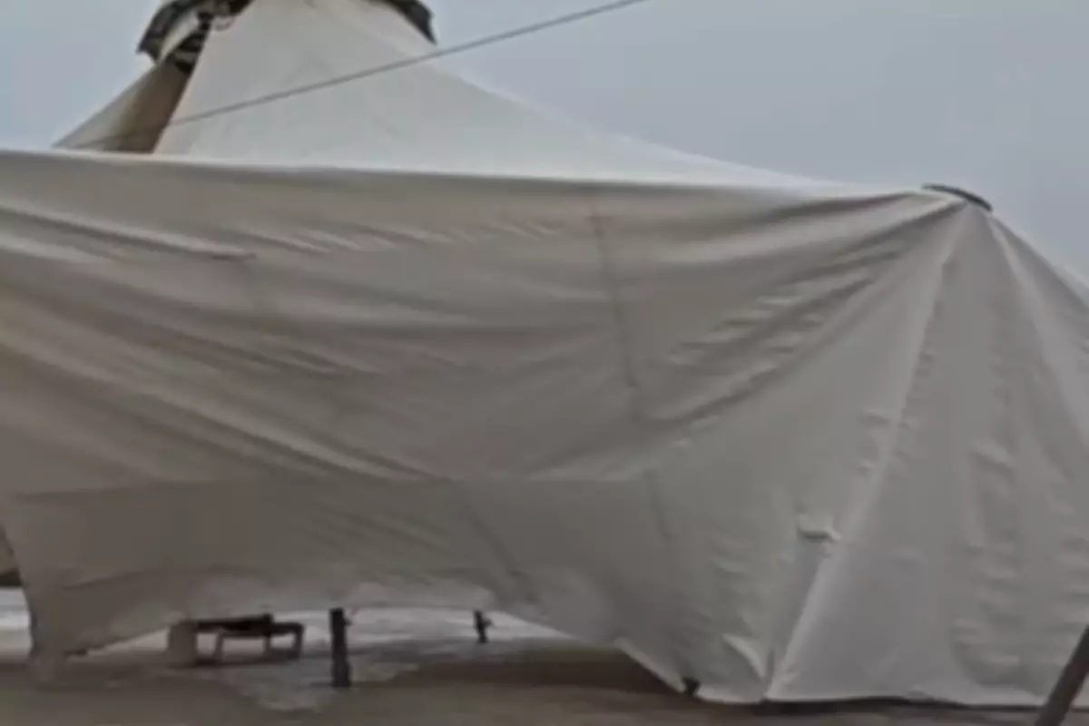 Реконструкция за четыре млрд тенге: на набережной у горакимата Атырау разваливается шатёр