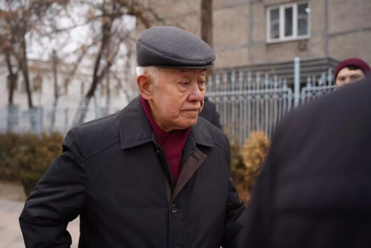 «Самое тяжелое – хоронить сына»: отец Мурата Бисембина высказался на прощании с актером