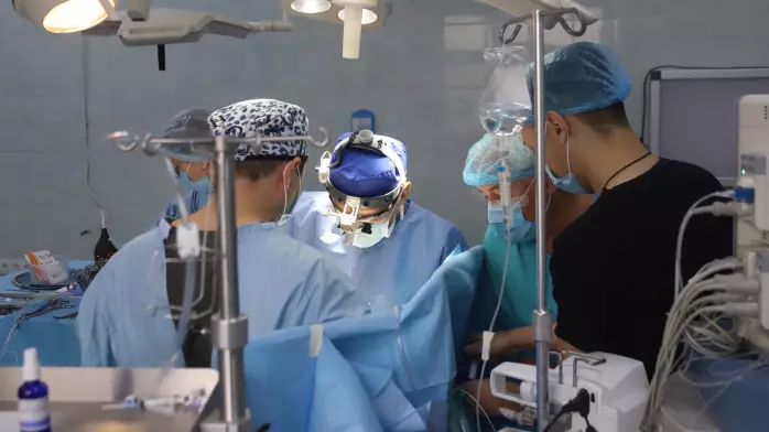 "Дәрігердің жалақысын ең азы 2 млн теңге ету керек": Кардиохирургтың жалақысын естіген жұрт жаға ұстады