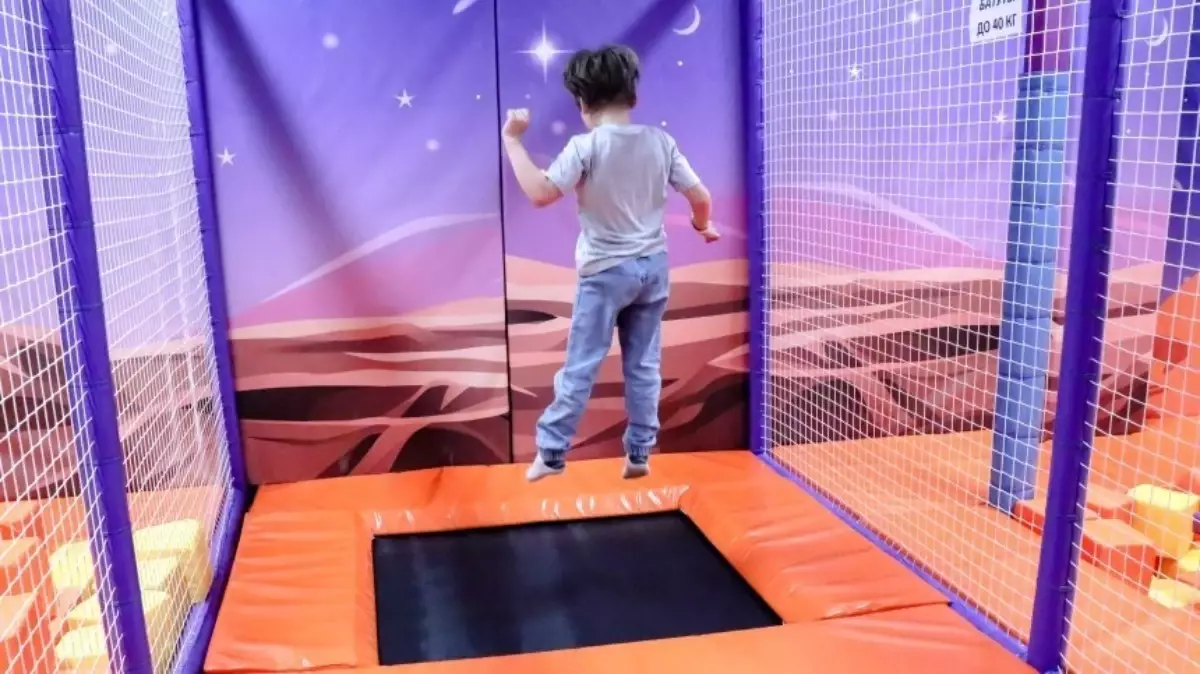 Ақтөбеде бала батутқа барғаннан кейін жансақтау бөліміне түсіп, мүгедек болып қалды