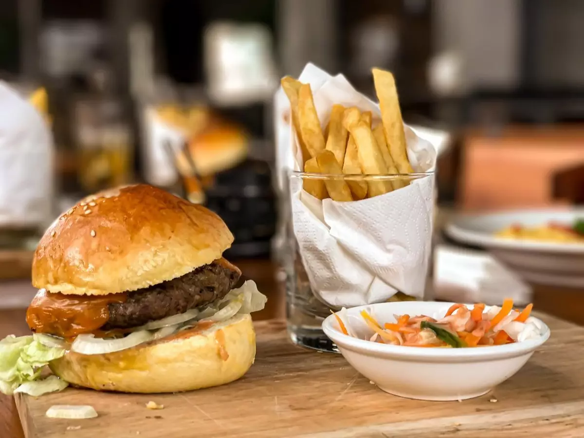 12 школьников отравились бургерами: владелице магазина объявили приговор  в Жамбылской области