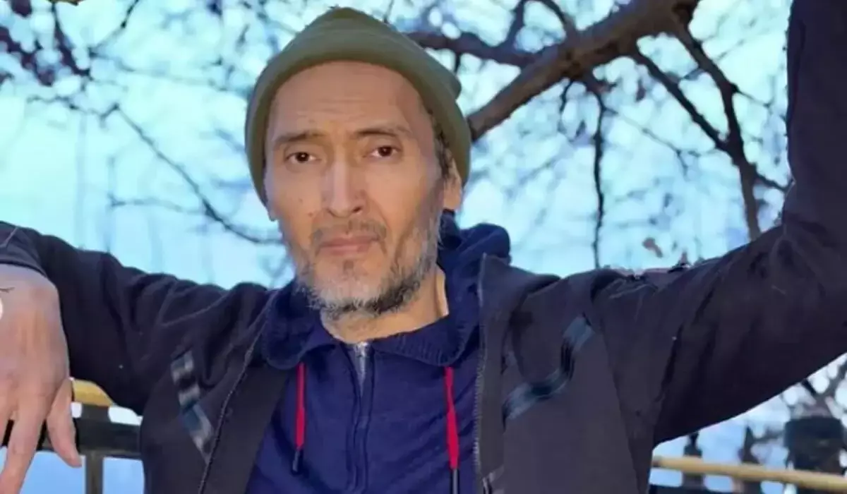 «Мен оны емес, ол мені жерлегені дұрыс болар еді»: Мұрат Бисенбиннің әкесі көз жасын тыя алмады