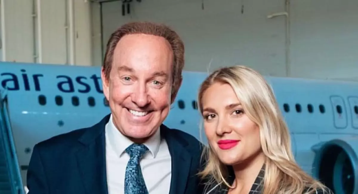 Питер Фостердің әйелі туыстарына арзан бағаға билет алып келген (ФОТО)