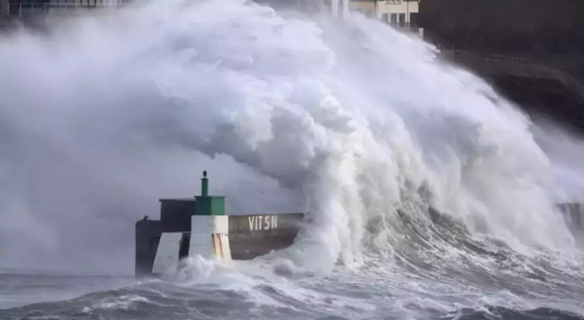Шторм "Горетти" оставил без света тысячи домов во Франции (ВИДЕО)