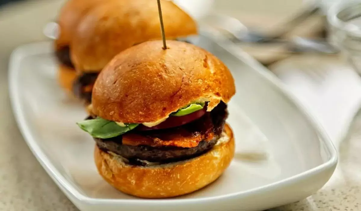 12 школьников отравились бургерами в Таразе: виновнице снизили штраф на 30%