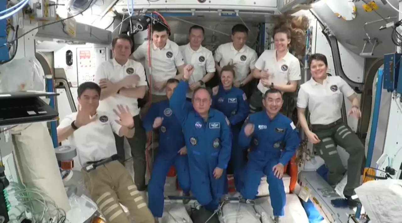 NASA Сrew-11 экипажын мерзімінен бұрын жерге қайтарады