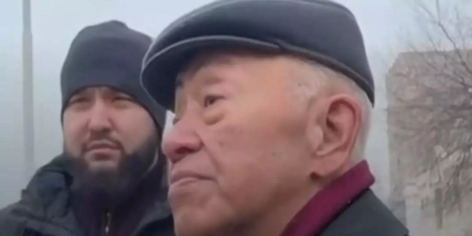 «Ол мені жерлеуі керек еді»: Мұрат Бисембиннің әкесінің азалы жиында елді жылатты (ВИДЕО)