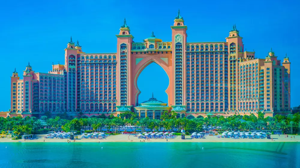 На популярных курортах изменили правила заселения в отели: что стоит знать казахстанцам