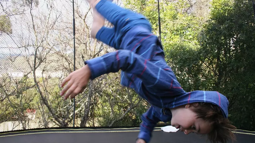 Ақтөбелік бүлдіршін батутқа барғаннан кейін мүгедек болып қалды