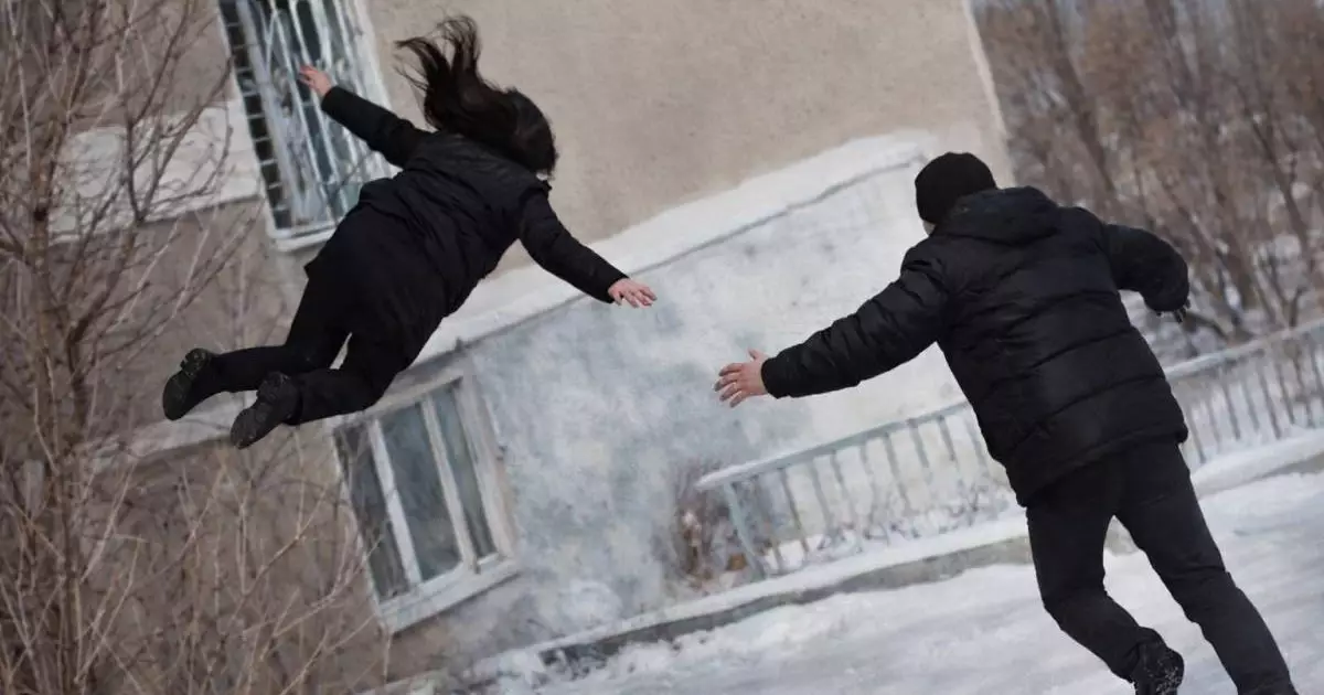  Қарағандыда әйел адам үшінші қабаттан құлап кеткені туралы ақпарат тарады (ВИДЕО) 