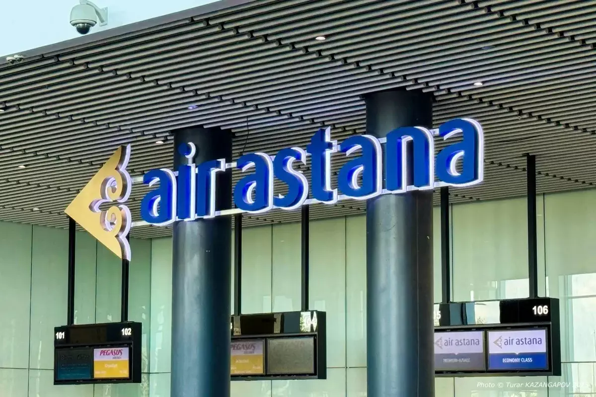Фостер использовала льготные билеты для родных: позиция Air Astana