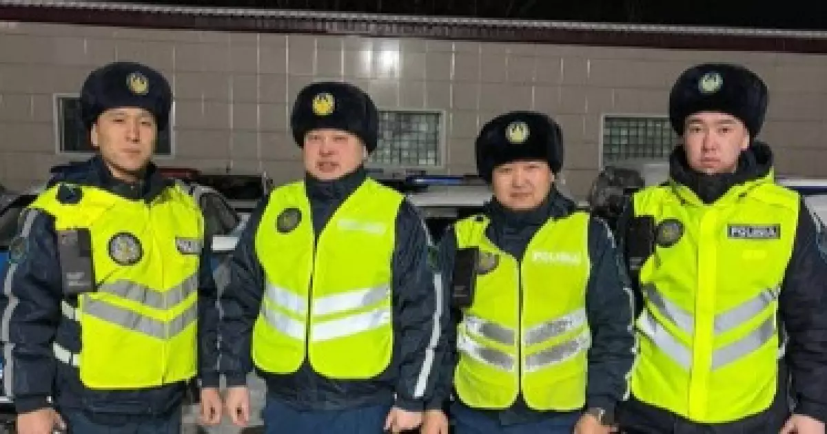   Полицейлер өртеніп жатқан үйге кіріп, адамдарды құтқарып қалды   