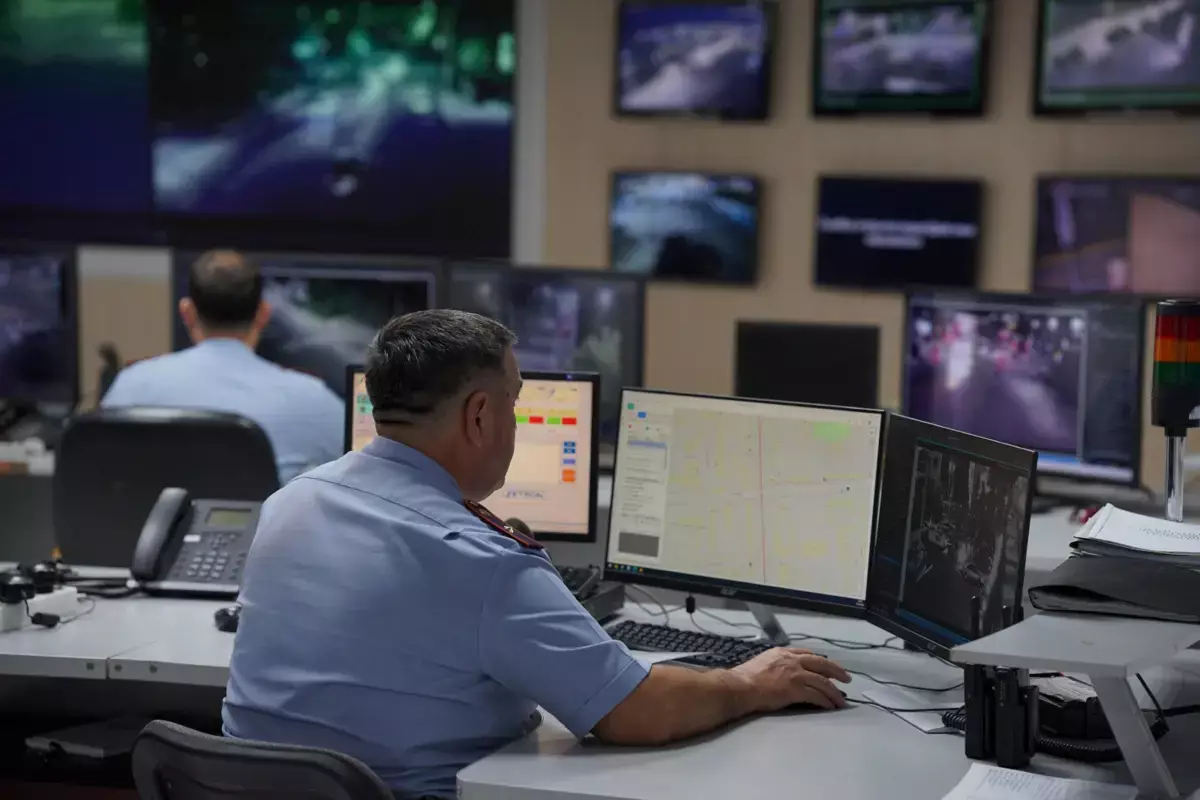 Казахстанец специально звонил на «102» и с помощью мата проверял терпение полицейских - новости на Lada.kz 09.01.2026