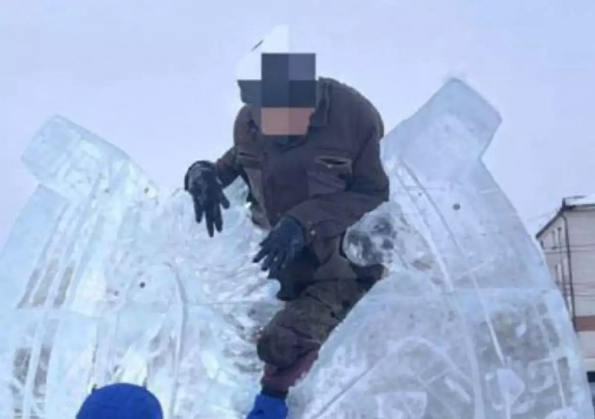 Мужчина застрял на ледяном коне