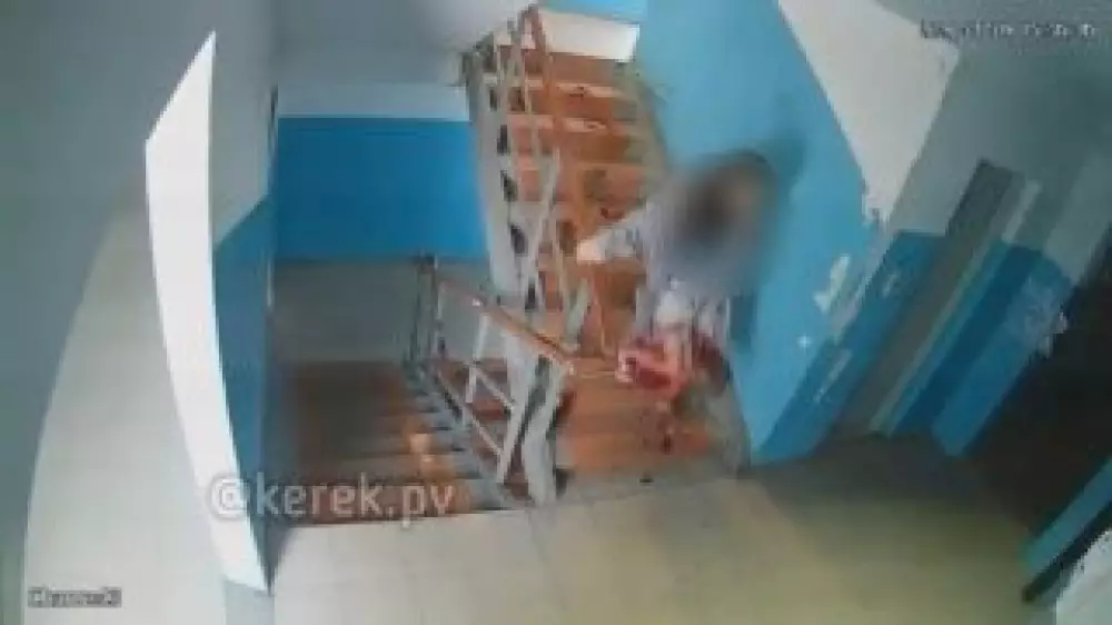 Жуткая расправа в подъезде попала на видео в Экибастузе