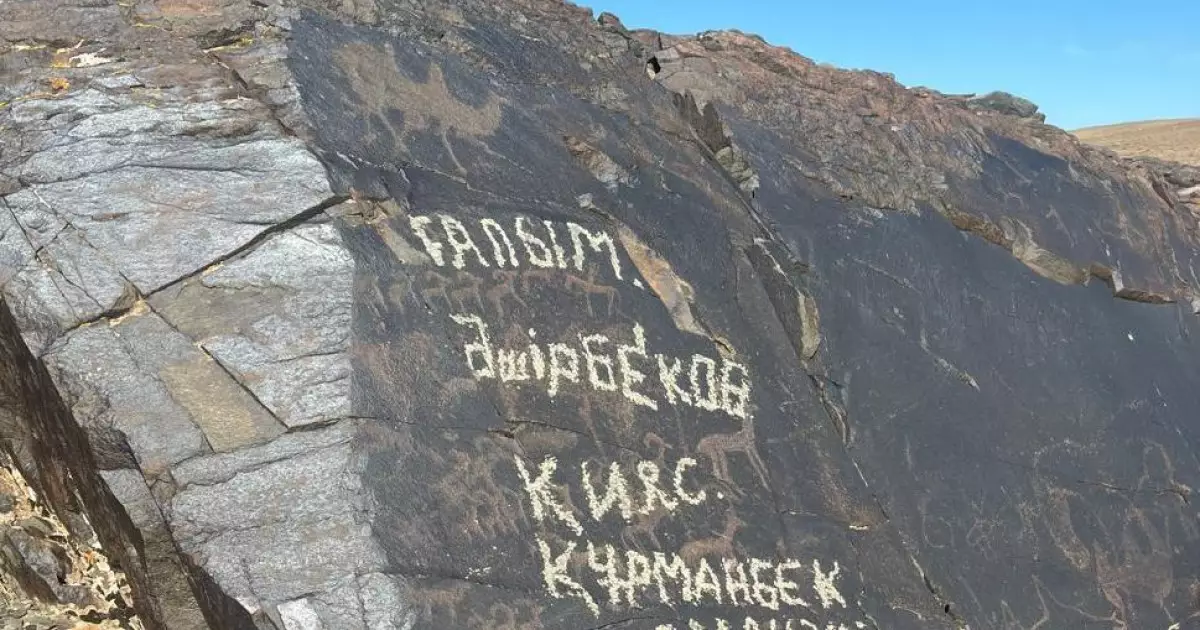   Жартастағы мұралар жетімсіреп тұр   